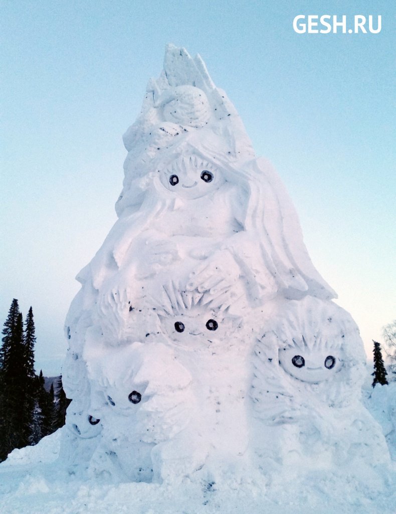 Скульптура Йети из снега в Шерегеше