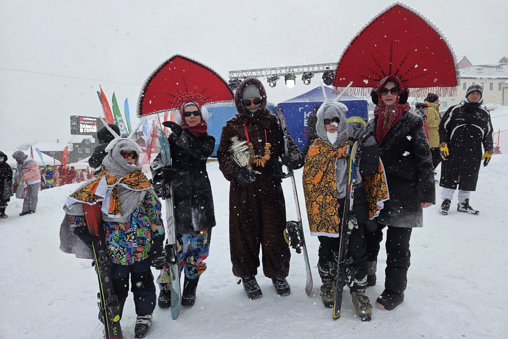 Участники спуска в костюмах в Шерегеше на открытии