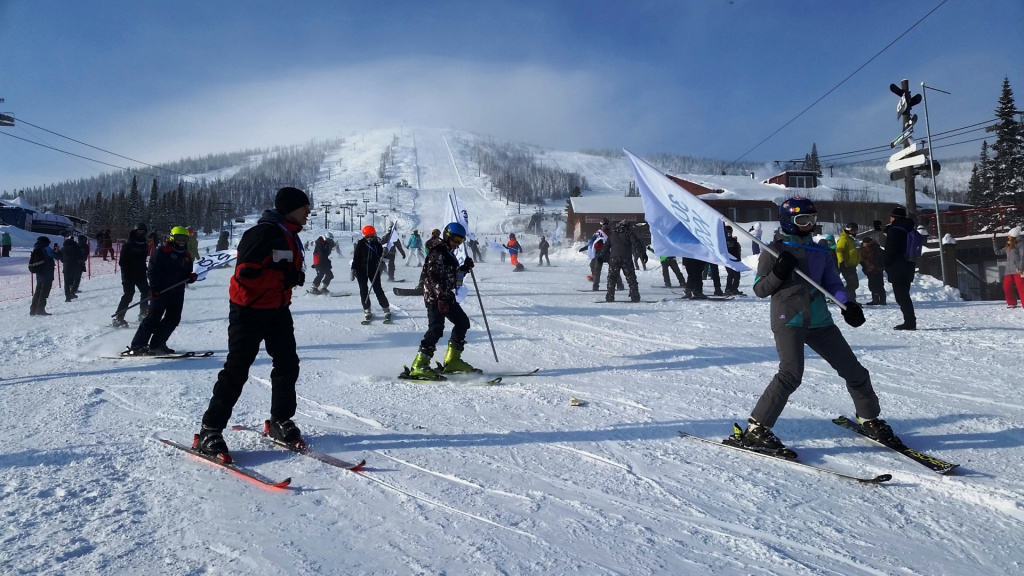 Спуск лыжников и сноубордистов.jpg